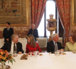 Doña Sofía y Doña Letizia conversan con Mario Vargas Llosa y Antonio Gamoneda
