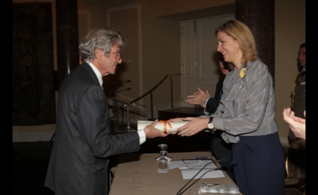 Doña Cristina hace entrega del Premio a Carlos Moya