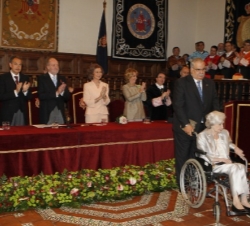 Los Reyes, el presidente del Gobierno, la presidenta de la Comunidad de Madrid, la ministra de Cultura y el rector de la Universidad de Alcalá aplaude