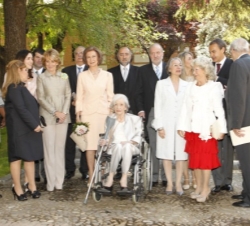 Los Reyes y las autoridades asistentes, con la galardonada y sus allegados