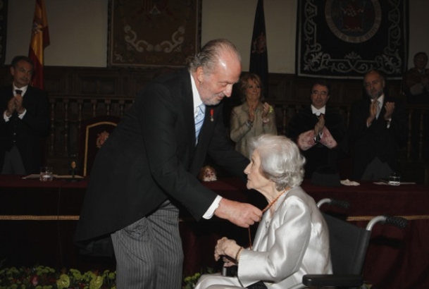 Don Juan Carlos impone la medalla del premio a Ana María Matute