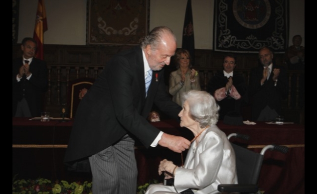 Don Juan Carlos impone la medalla del premio a Ana María Matute