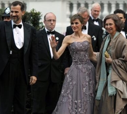 La Reina y los Príncipes, antes de la cena ofrecida por Isabel II en la jornada previa a la boda