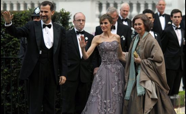 La Reina y los Príncipes, antes de la cena ofrecida por Isabel II en la jornada previa a la boda