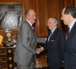 Su Majestad el Rey recibe el saludo de JoséÁngel Sánchez Asiaín