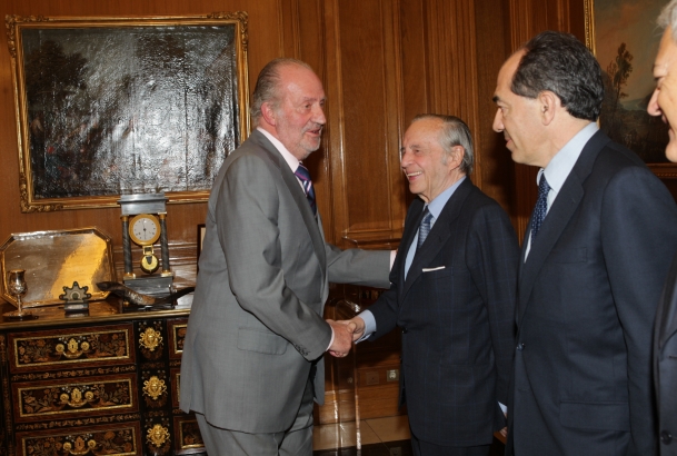 Su Majestad el Rey recibe el saludo de JoséÁngel Sánchez Asiaín
