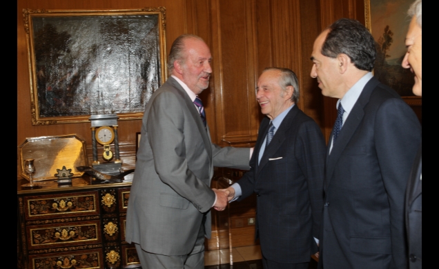 Su Majestad el Rey recibe el saludo de JoséÁngel Sánchez Asiaín