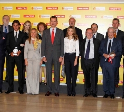 Fotografía de grupo con los nuevos Embajadores