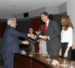 Don Felipe hace entrega de la acreditación a Antonio Garrigues