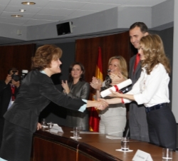Doña Letizia entrega la acreditación a Carmen Caffarel