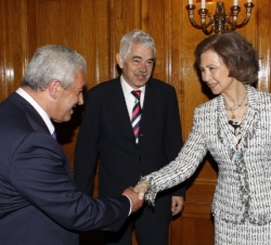 Doña Sofía recibe el saludo de Bertino Velasco, en presencia de Pasqual Maragall