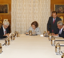 Doña Sofía, Bertino Velasco y Pasqual Maragall firman el convenio de colaboración