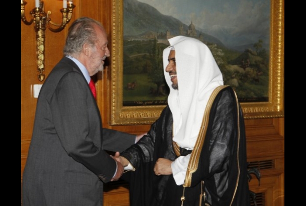 Don Juan Carlos recibe el saludo del ministro de Justicia del Reino de Arabia Saudí, Mohammed bin Abdulkareem Al-Issa