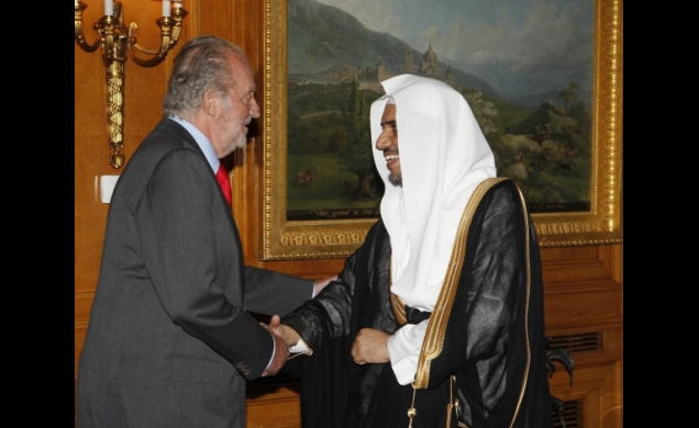 Don Juan Carlos recibe el saludo del ministro de Justicia del Reino de Arabia Saudí, Mohammed bin Abdulkareem Al-Issa