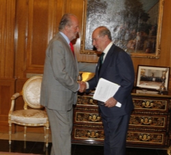 Su Majestad el Rey saluda a Rodrigo de Rato Figaredo