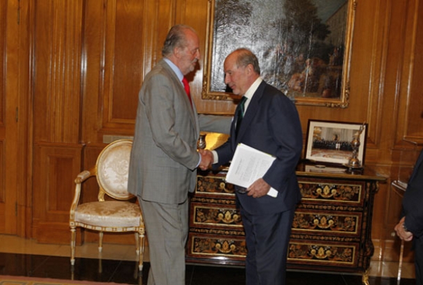 Su Majestad el Rey saluda a Rodrigo de Rato Figaredo