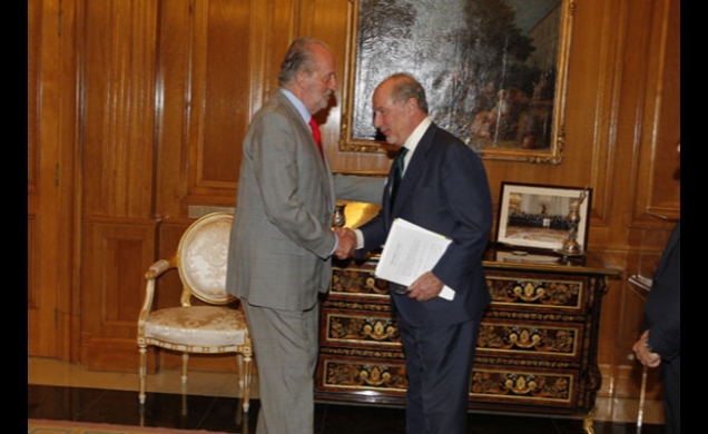Su Majestad el Rey saluda a Rodrigo de Rato Figaredo