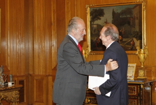Su Majestad el Rey recibe el saludo de José Manuel Blecua Perdices, vicepresidente de la Fundación y director de la Real Academia Española