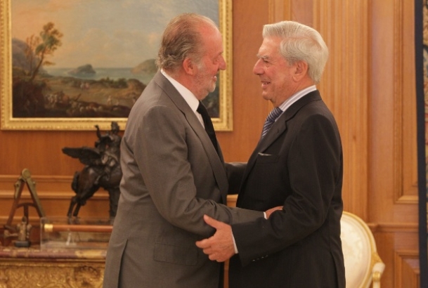 Saludo entre Don Juan Carlos y Mario Vargas Llosa