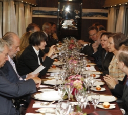Don Juan Carlos y Doña Sofía en el vagón presidencial en el trayecto entre Zurich-Berna