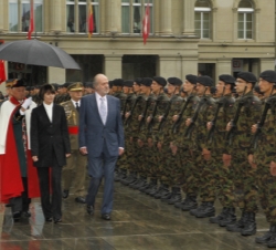 Su Majestad y la Presidenta de Suiza pasan revista a las tropas