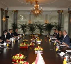 Encuentro de Su Majestad el Rey con la Presidenta de Suiza y las delegaciones de ambos países