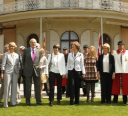 Los Reyes, con la Presidenta Calmy-Rey y la presidenta del Gran Consejo del Cantón de Vaud, Claudine Wyssa, en la Fundación del Hermitage de Lausana