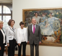 Sus Majestades, con la Presidenta suiza y la directora de la Fundación del Hermitage, Juliane Cosandier
