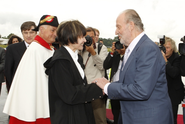 Saludo entre Don Juan Carlos y la Presidenta de la Confederación Suiza
