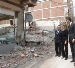 Sus Altezas Reales junto a Manuel Campos Sánchez, Consejero de Justicia y Seguridad Ciudadana, durante la visita al barrio de La Viña