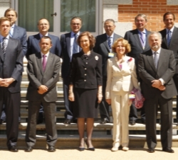 Su Majestad la Reina con los firmantes del acuerdo