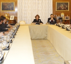 La Reina durante la firma del convenio