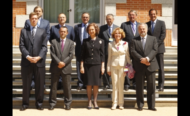 Su Majestad la Reina con los firmantes del acuerdo