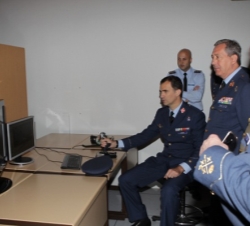 Don Felipe en uno de los ordenadores de formación en la Escuela de Tránsito Aéreo