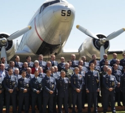 Fotografía de grupo delante de un DC-3