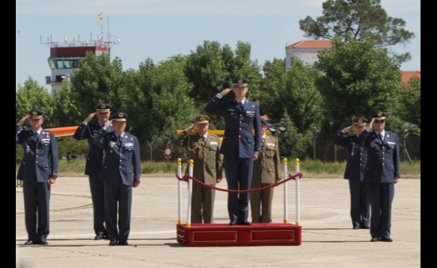 Don Felipe durante la interpretación del Himno Nacional