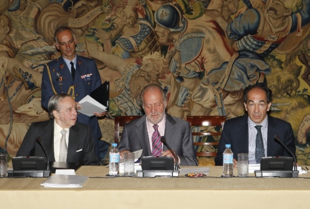 Don Juan Carlos, junto al presidente de COTEC, JoséÁngel Sánchez Asiaín, y el vicepresidente de COTEC y presidente de Everis, Fernando Francés