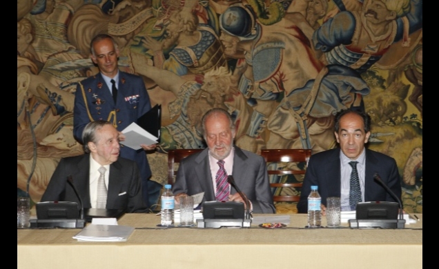 Don Juan Carlos, junto al presidente de COTEC, JoséÁngel Sánchez Asiaín, y el vicepresidente de COTEC y presidente de Everis, Fernando Francés