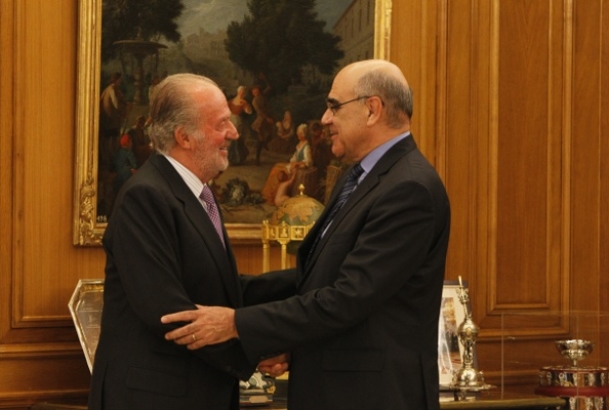 Don Juan Carlos recibe el saludo de Salvador Alemany