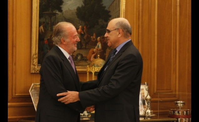 Don Juan Carlos recibe el saludo de Salvador Alemany