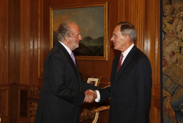 Don Juan Carlos recibe el saludo del presidente de General Dynamics