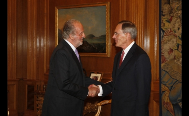 Don Juan Carlos recibe el saludo del presidente de General Dynamics
