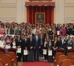 Fotografía de grupo con los becarios