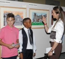 Doña Elena conversa con dos de los niños premiados