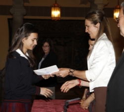 La Infanta Doña Elena entrega el premio a una de las niñas participantes en el concurso