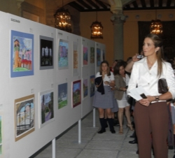 Doña Elena, durante su recorrido por la exposición de las obras participantes