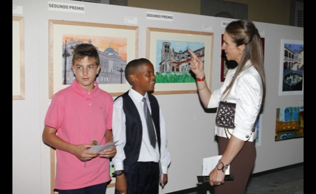 Doña Elena conversa con dos de los niños premiados