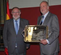 El Rey, con el presidente de la APM, Fernando González Urbaneja