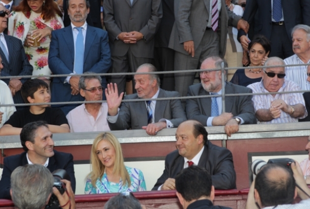 Su Majestad el Rey saluda a su llegada a la Plaza