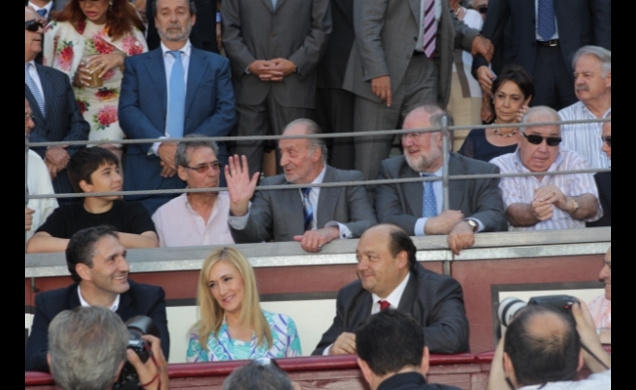 Su Majestad el Rey saluda a su llegada a la Plaza